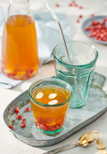 napój z melasy z granatów i wody różanej jallab