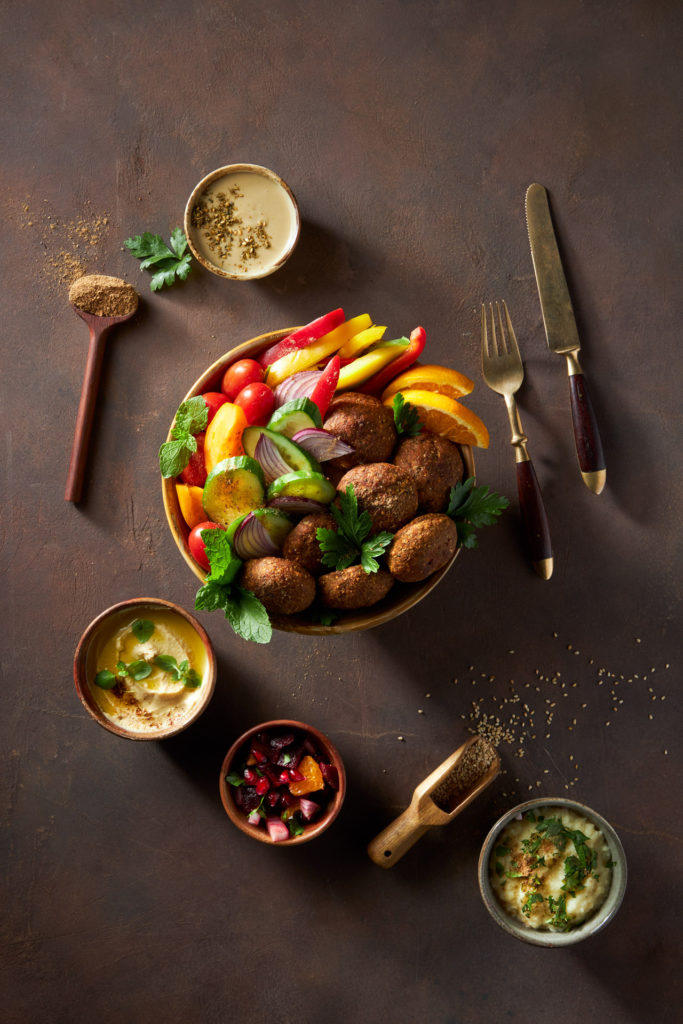 bowl z falafelem, warzywami i sosem tahini