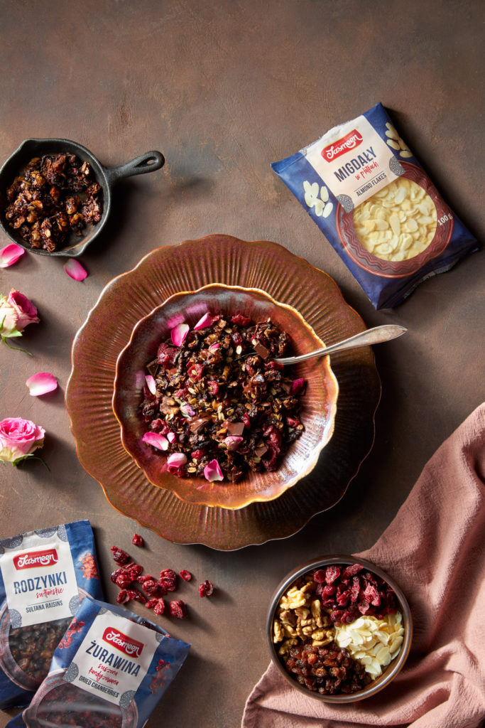 czekoladowo-różana granola z orzechami i pestkami