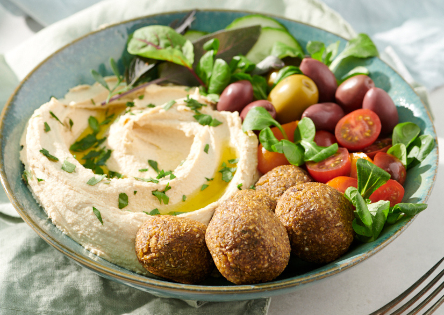 Hummus mit Falafel und saisonalem Salat