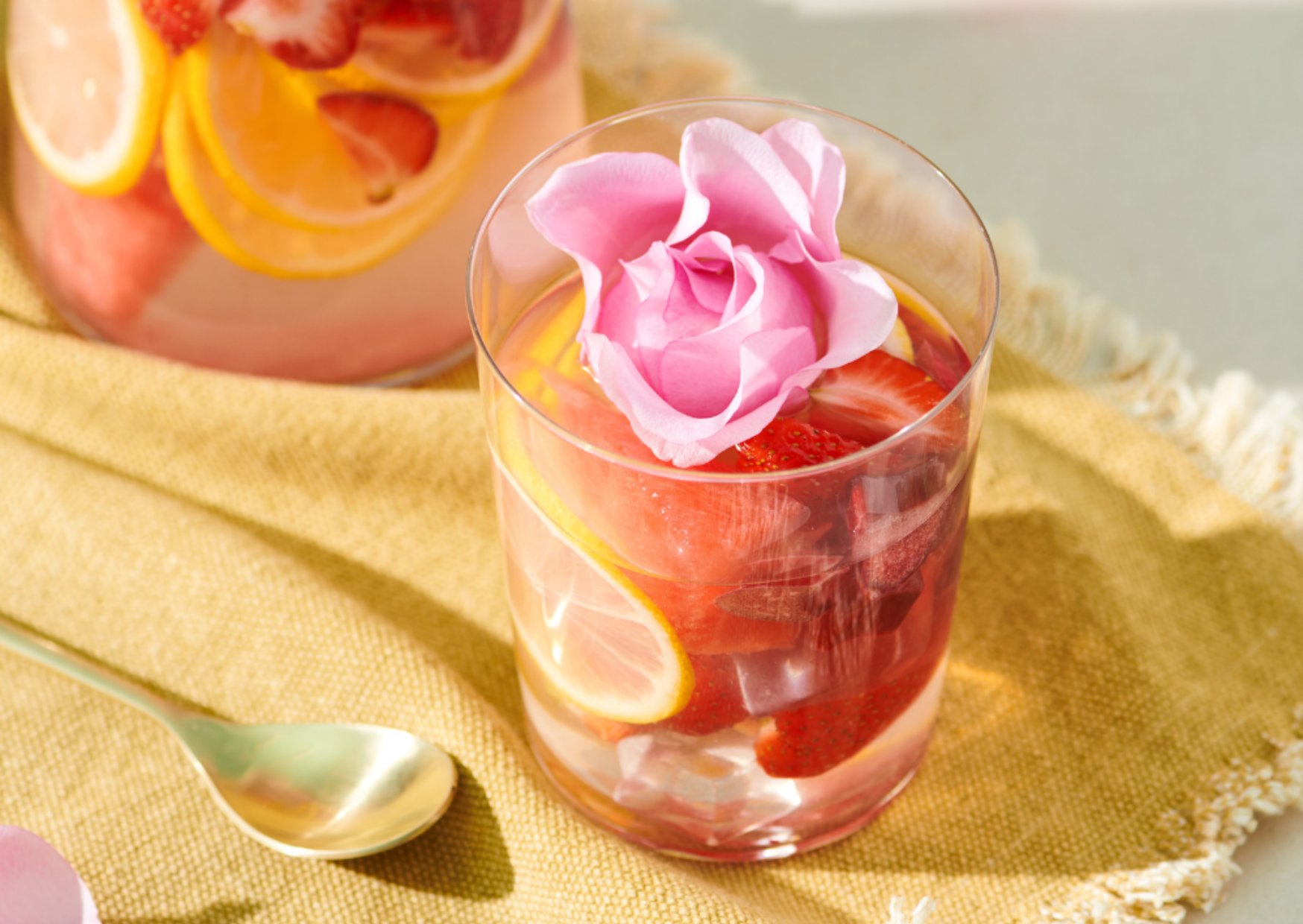 Fruchtlimonade mit Rosenwasser